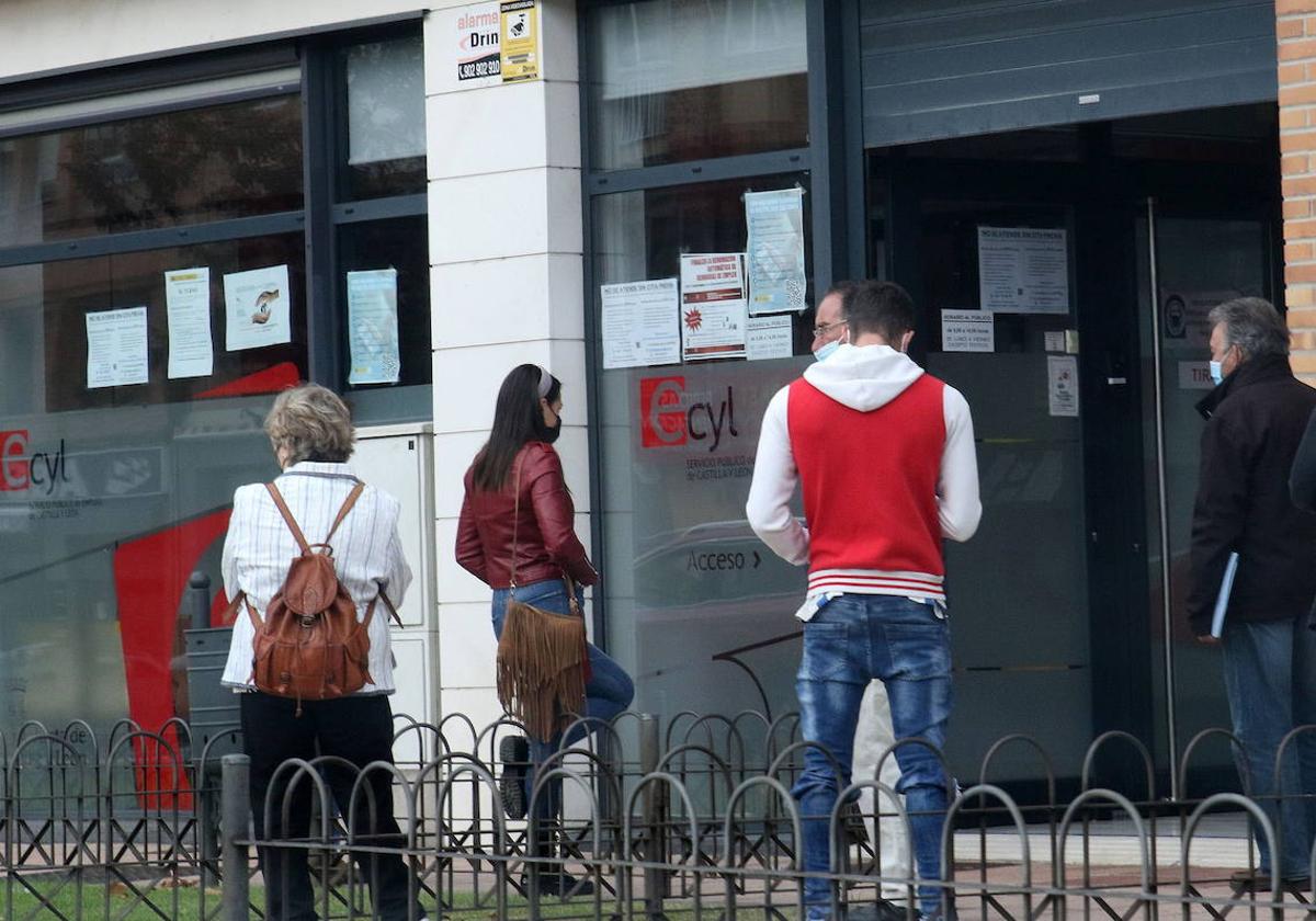 Grupo de personas en la puerta de la oficina del Ecyl en la capital segoviana.