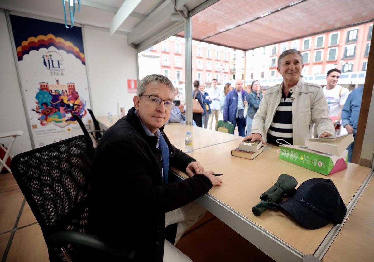 Santiago Posteguillo en la firma de libros antes del pregón.