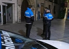Agentes de la Policía Local de Segovia durante una patrulla nocturna.