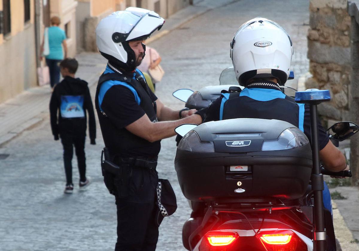 Agentes de la Policía Local en el barrio de San Millán de Segovia.