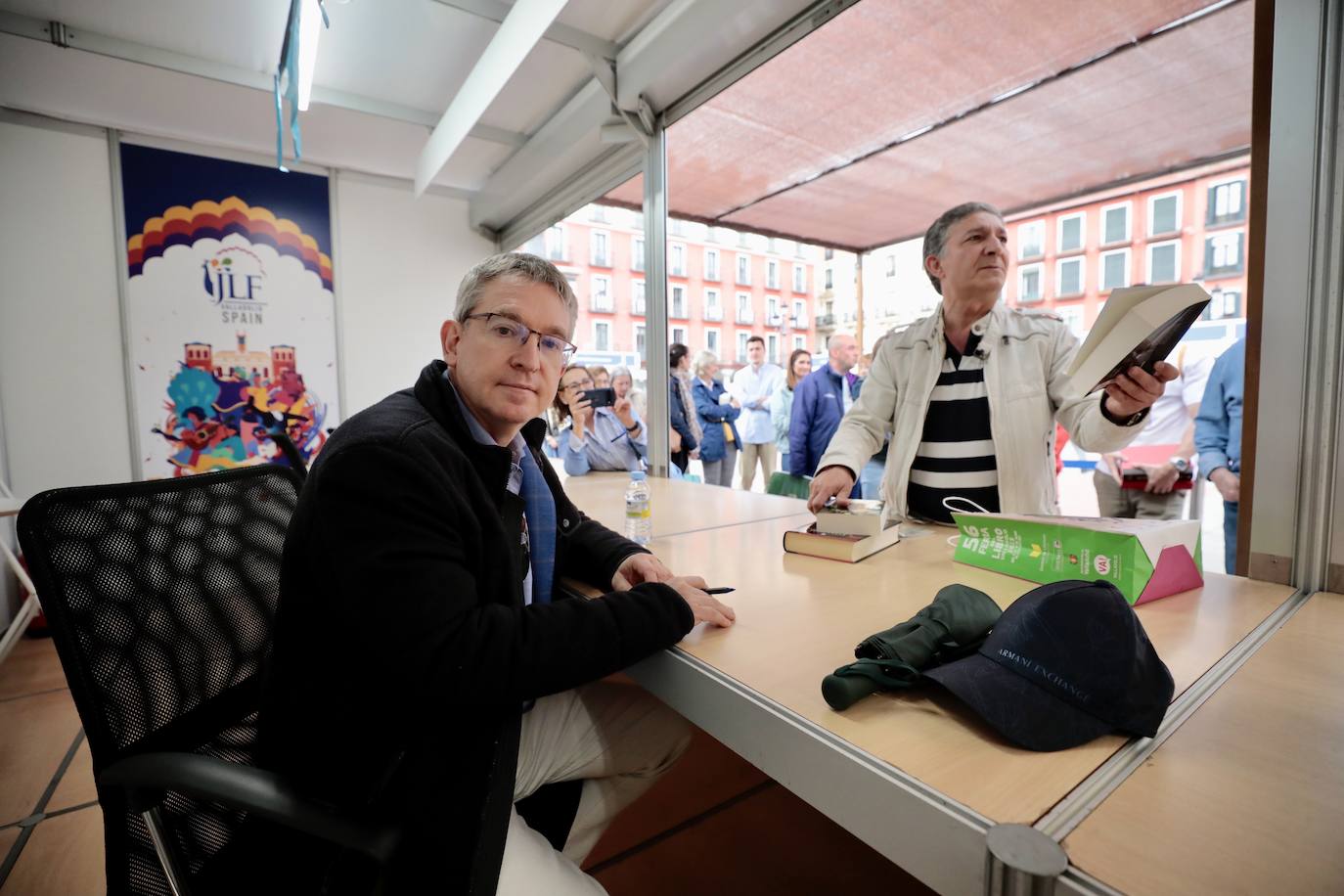 El escritor Santiago Posteguillo firma sus obras en la Feria del Libro de Valladolid