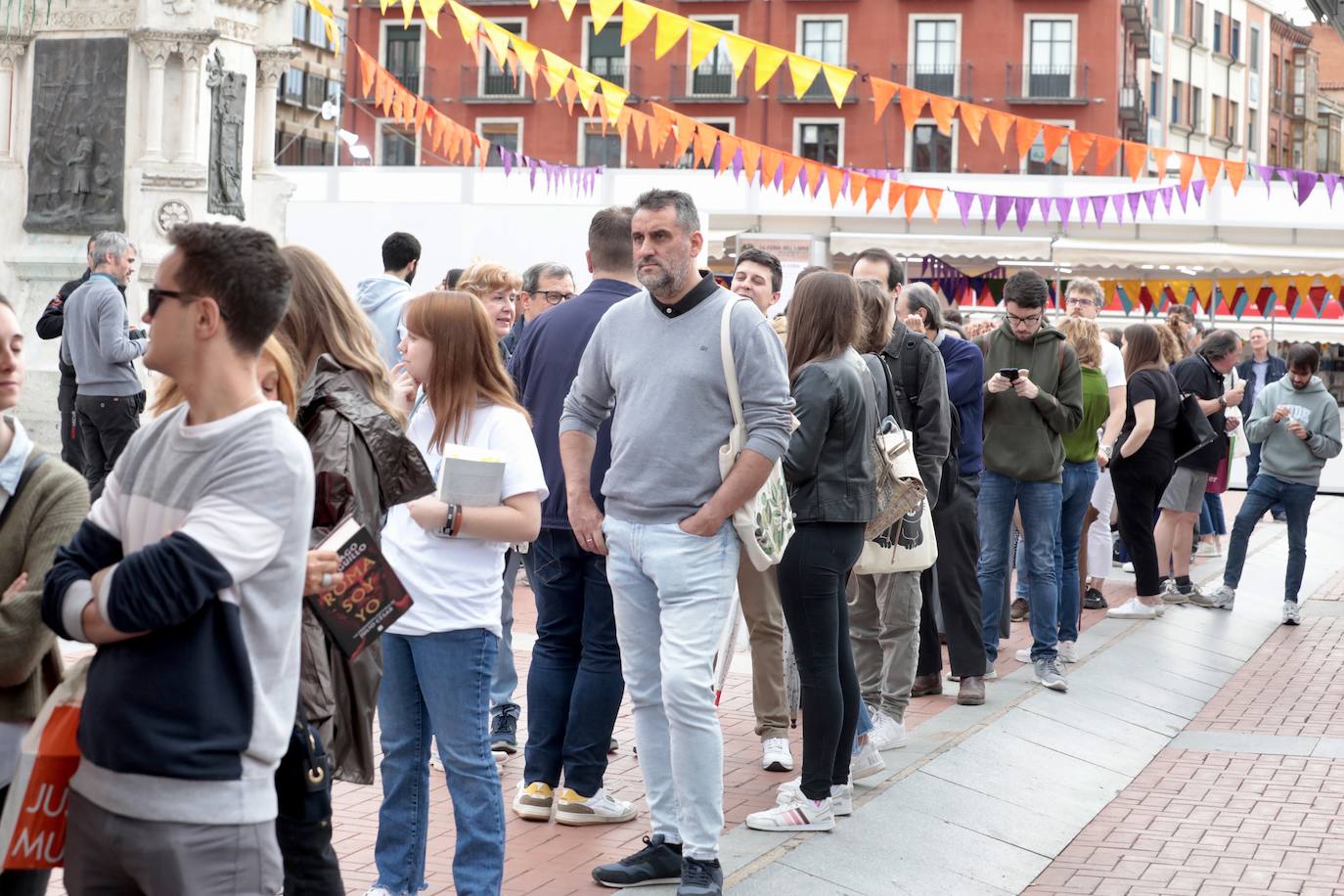 El escritor Santiago Posteguillo firma sus obras en la Feria del Libro de Valladolid