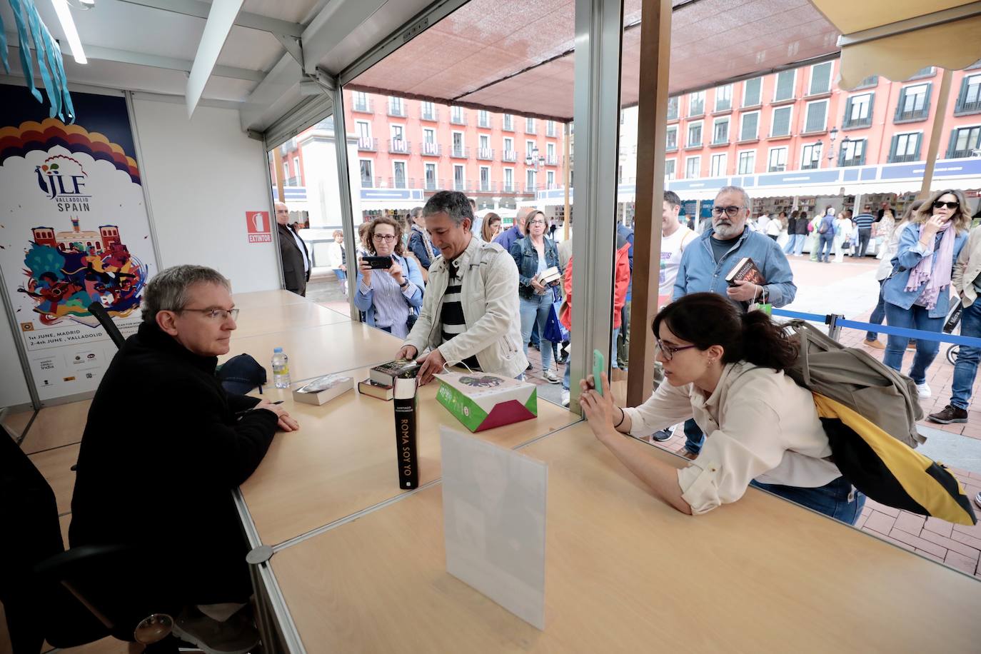 El escritor Santiago Posteguillo firma sus obras en la Feria del Libro de Valladolid