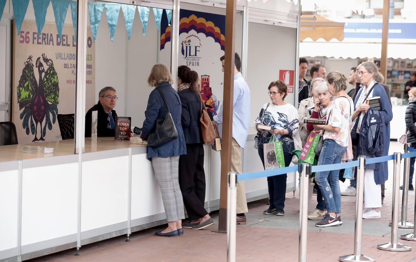 El escritor Santiago Posteguillo firma sus obras en la Feria del Libro de Valladolid