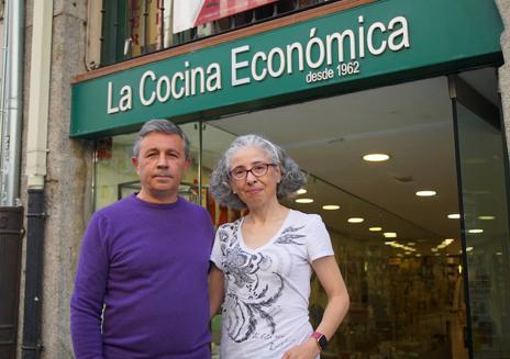 Imagen secundaria 1 - Arriba, fachada de La Cocina Económica en su ubicación en la Plaza del Corrillo. Abajo, José Antonio Sigüenza y su mujer, Sara Almiñana, frente a la tienda de la calle Platerías. A la derecha, inauguración del local de la plaza del Corrillo en 1961.