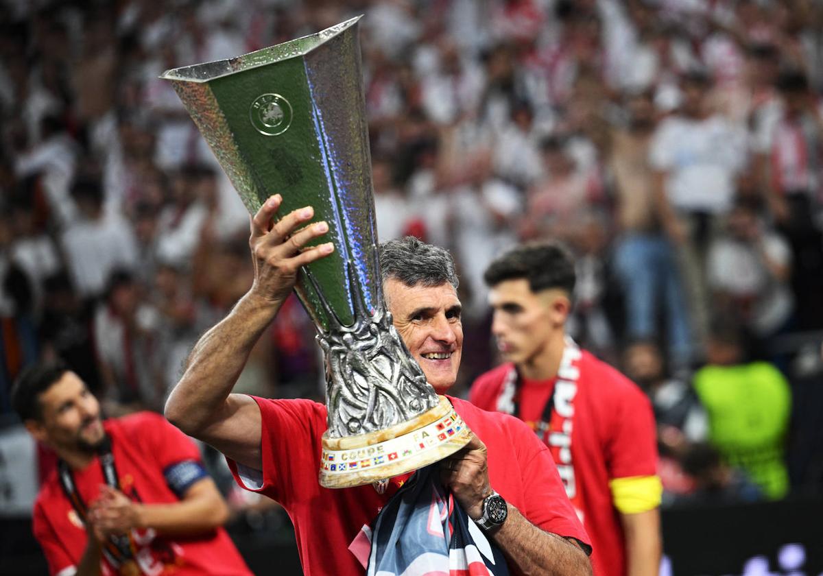 Mendilibar, con la copa de la Europa League.