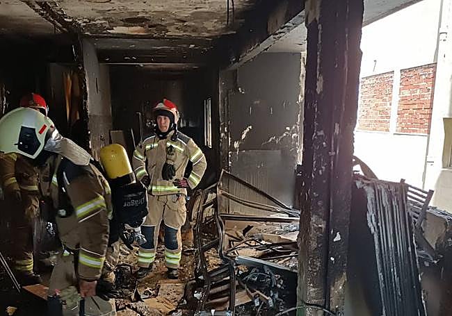 Los Bomberos dentro de la vivienda.