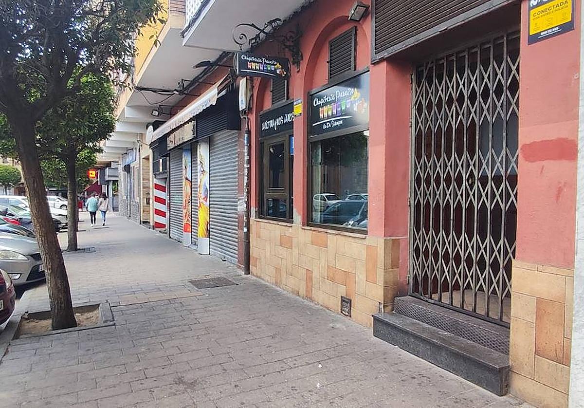 Acera donde tuvieron lugar los altercados en la noche del viernes. Á.M.