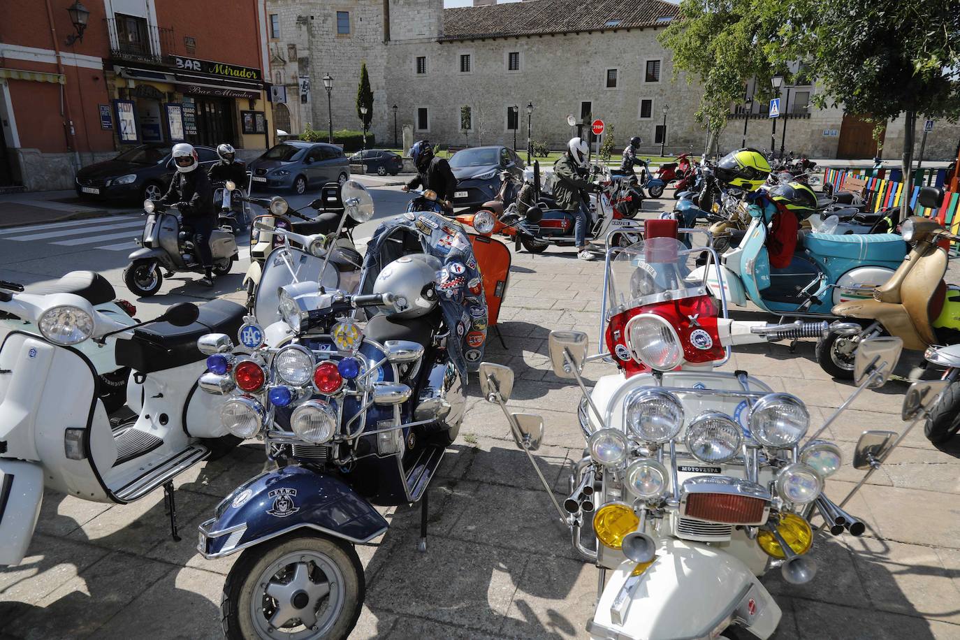 Concentración de Vespas y Lambrettas en Peñafiel