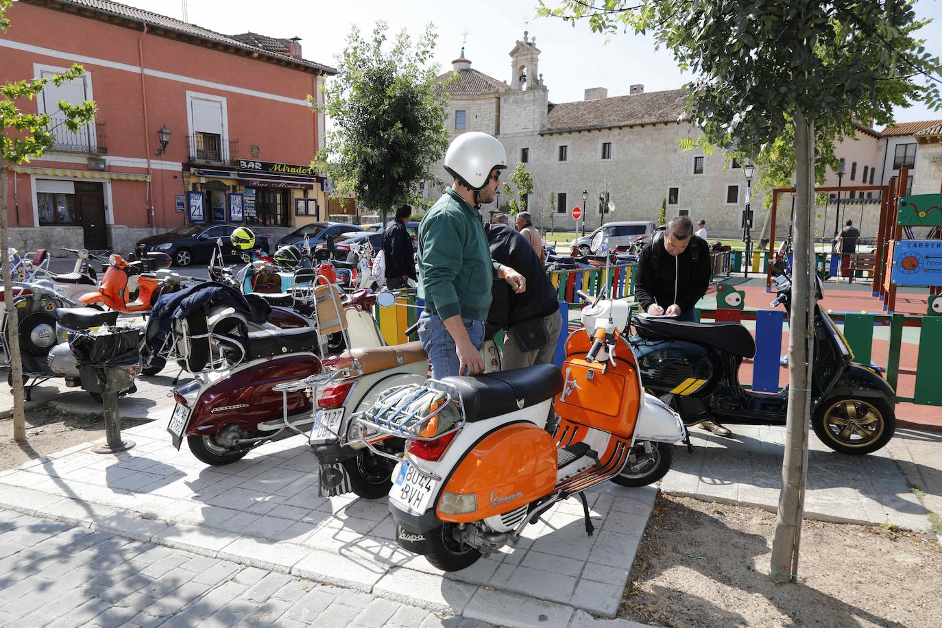 Concentración de Vespas y Lambrettas en Peñafiel