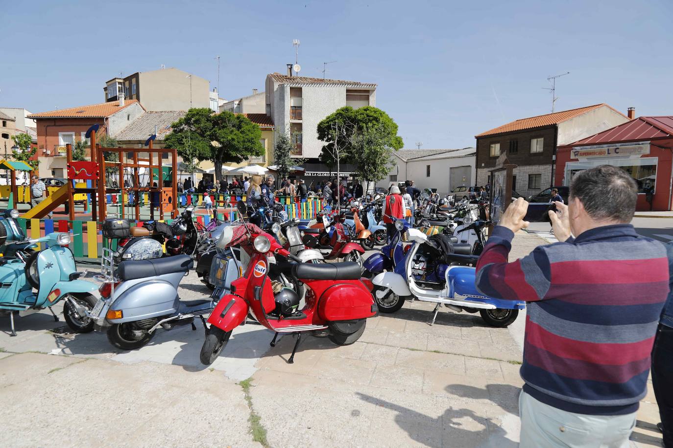 Concentración de Vespas y Lambrettas en Peñafiel