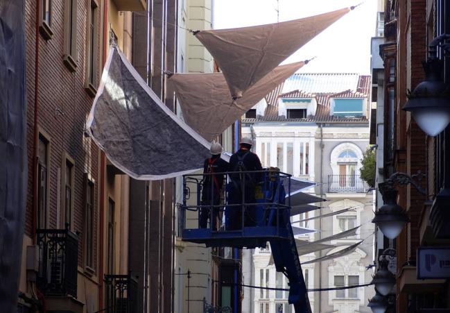 Instalación de los toldos para vegetación en la calle Santa María.