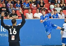 Oriol Blanco lanza a portería frente al Granollers.