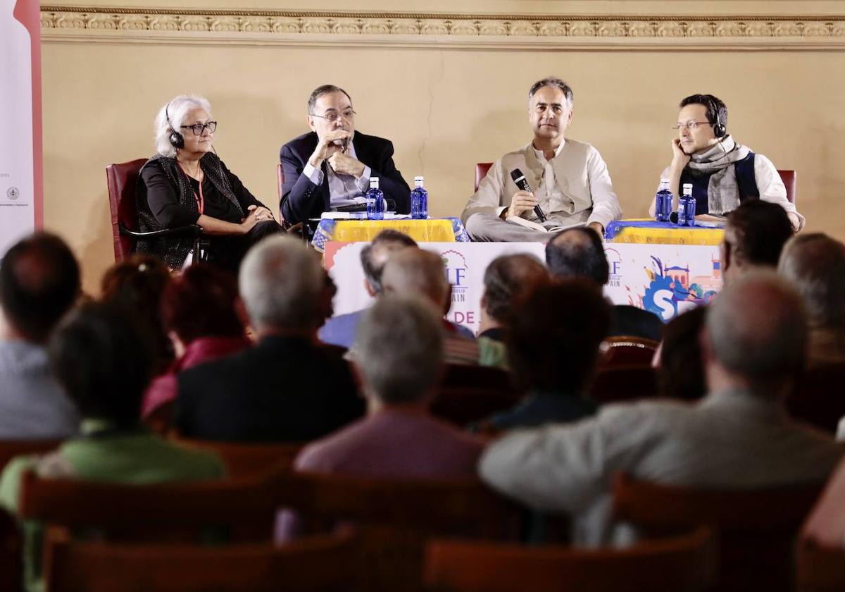 La escritora Namita Gokhale; Óscar Pujol, doctor en sánscrito; Guillermo Rodríguez, director de la Casa de la India en Valladolid, y el poeta indio Ranjit Hoskote, durante el encuentro que mantuvieron en el Círculo de Recreo.