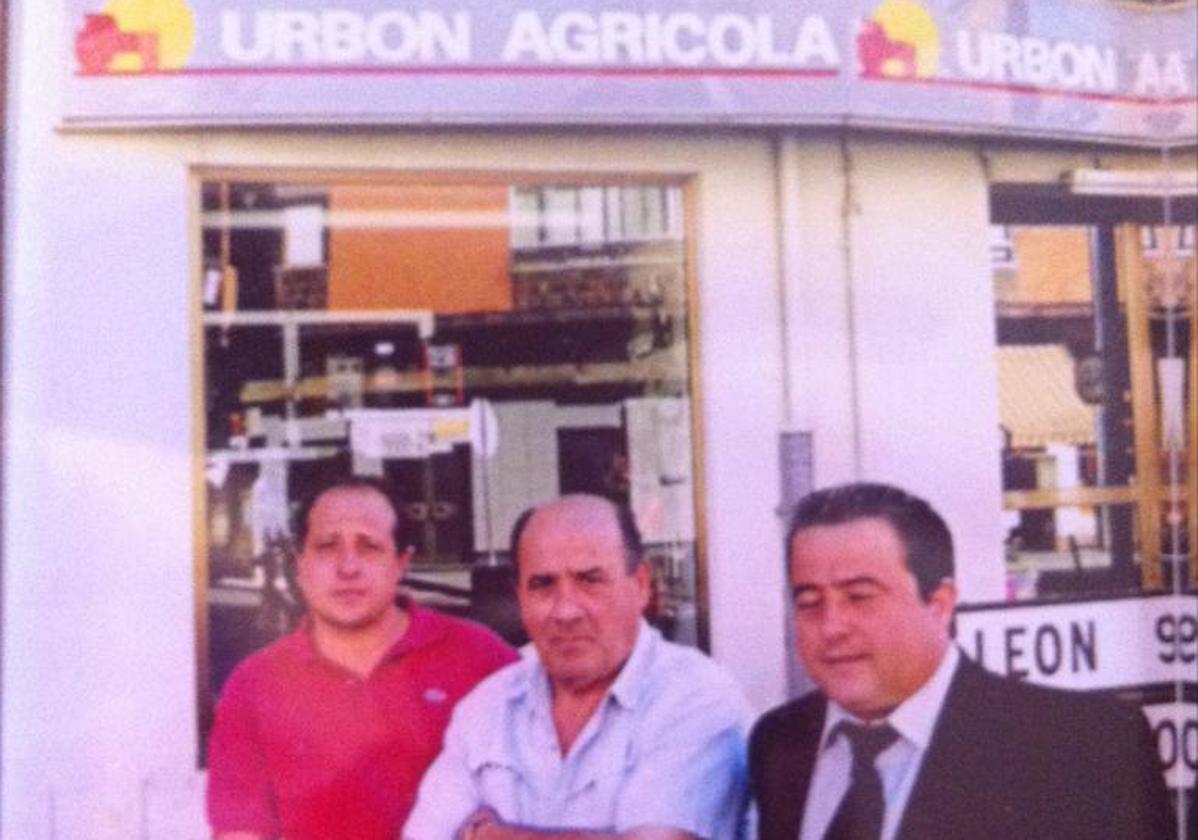 Felipe Urbón junto a sus hijos Felipe y Gonzalo junto a la tienda de maquinaria agrícola.