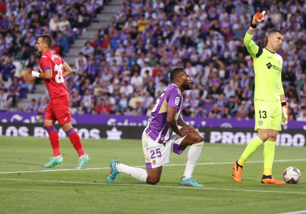 Larin se lamenta de una acciòn ante David Soria en el Real Valladolid-Getafe de este domingo.