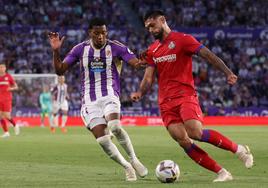 Gonzalo Plata disputa un balón en la primera parte del partido