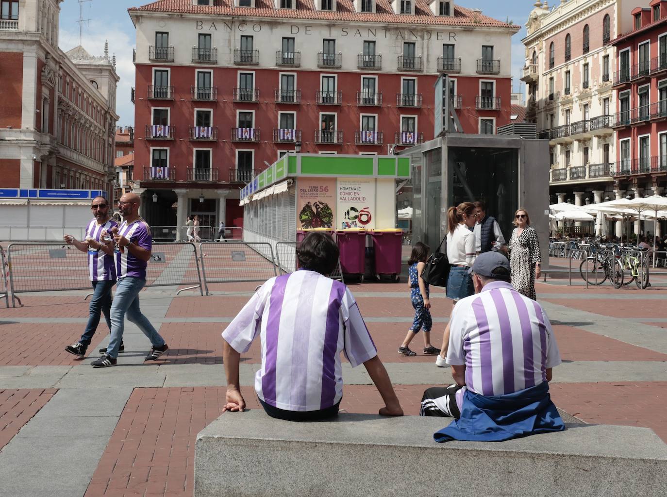 Varios aficionados con la camiseta del Real Valladolid en la Plaza Mayor.