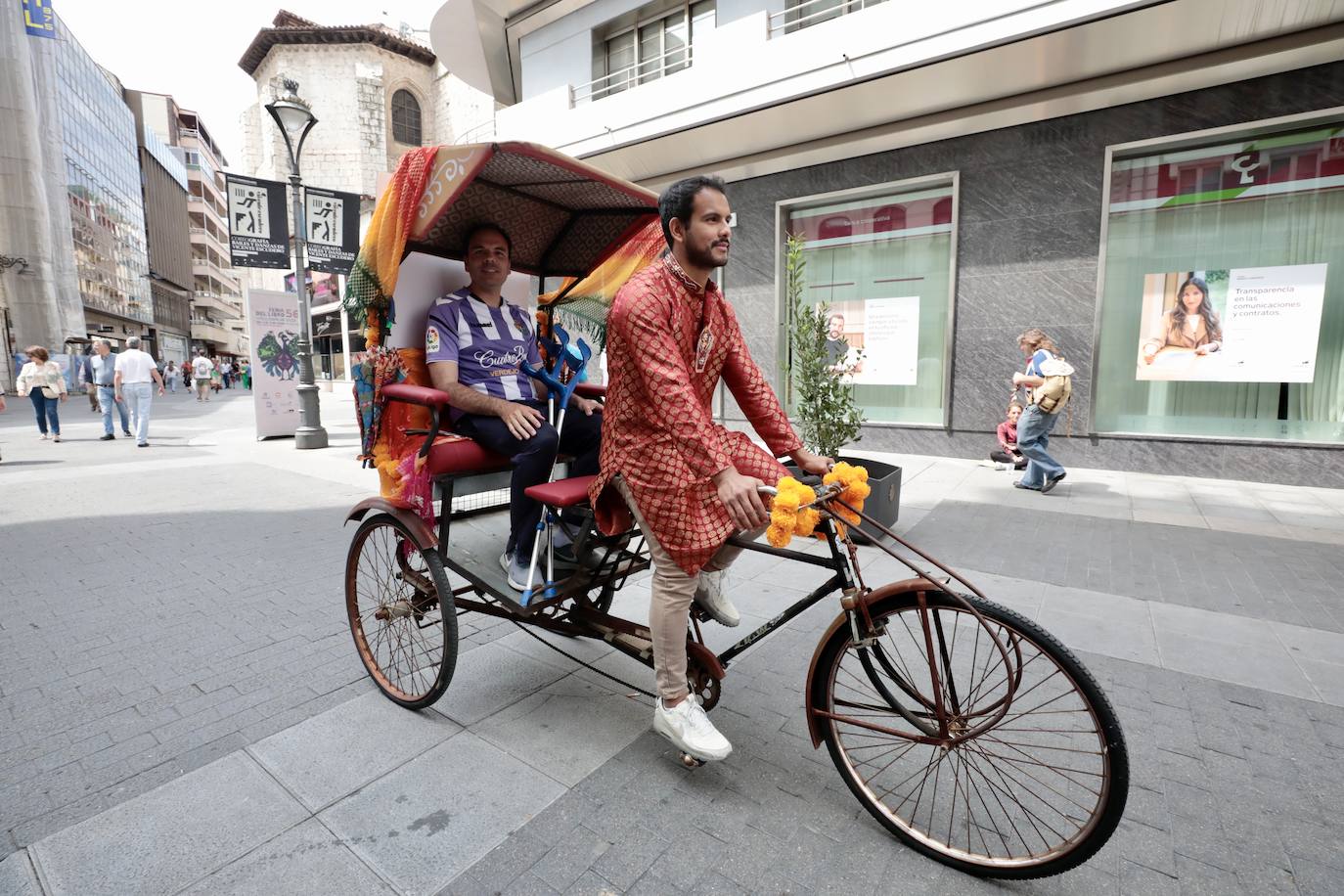 Un aficionado se protege del sol en pleno centro de Valladolid.