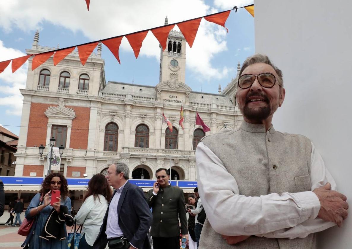 Kabir Bedi, conocido como Sandokán, con el libro de sus memorias en la Plaza Mayor.