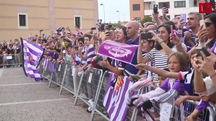 Una comitiva motera que ha acompañado al Real Valladolid hasta el estadio.