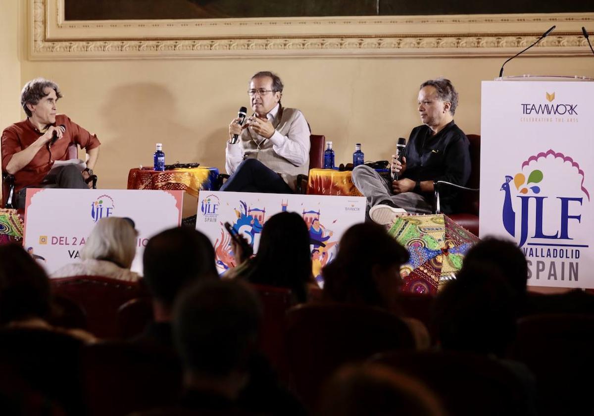 Rubén Abellla, Javier Moro y Vikram Chandra en el encuentro que mantuvieron en el Círculo de Recreo.