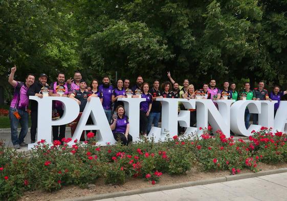 Integrantes del equipo posan en las nuevas letras de Palencia.