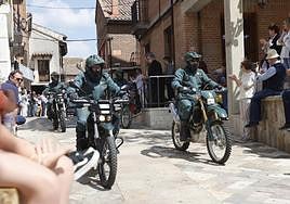 Exhibición de motos de la Guardia Civil, en el casco histórico de Saldaña.