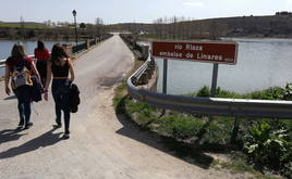 Un grupo de turistas en las inmediaciones del embalse de Linares del Arroyo, en Maderuelo.