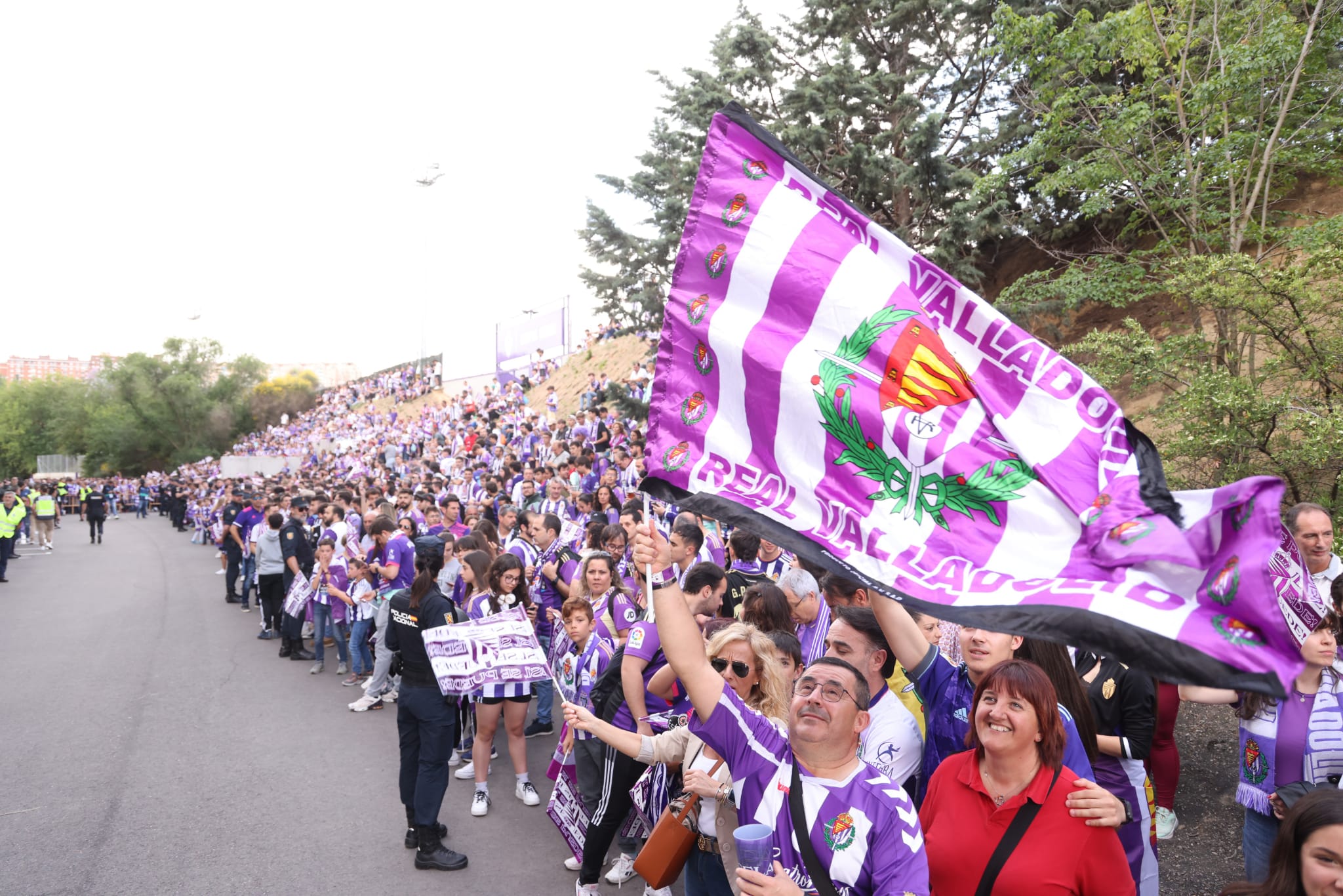 Los jugadores llegan a Zorrilla con un espectacular recibimiento de la afición