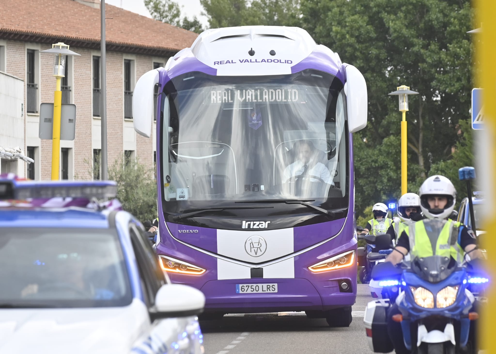 Los jugadores llegan a Zorrilla con un espectacular recibimiento de la afición