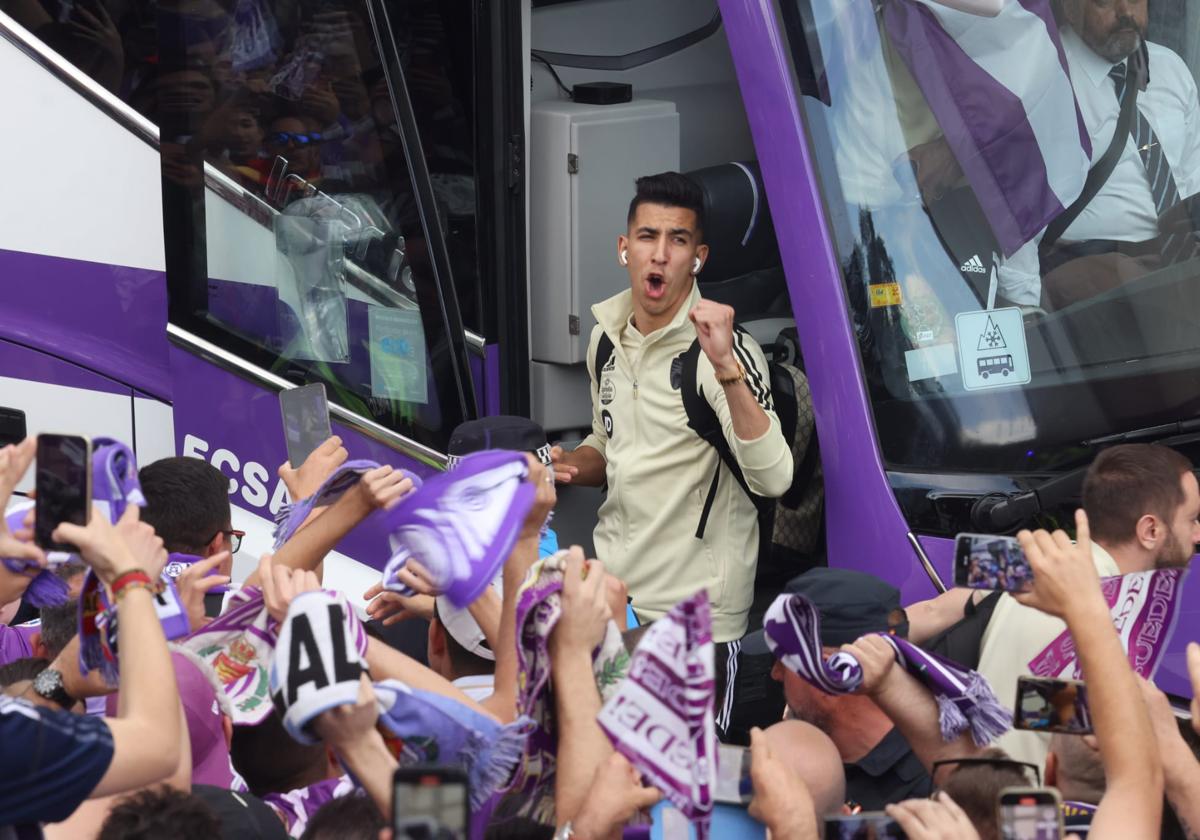 Los jugadores llegan a Zorrilla con un espectacular recibimiento de la afición