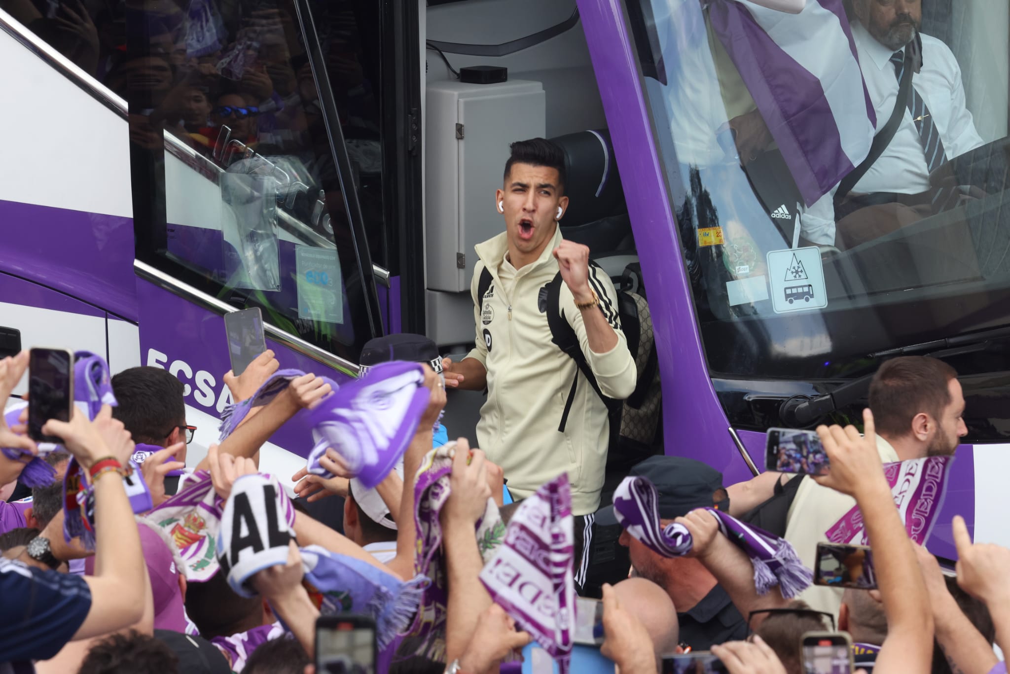 Los jugadores llegan a Zorrilla con un espectacular recibimiento de la afición