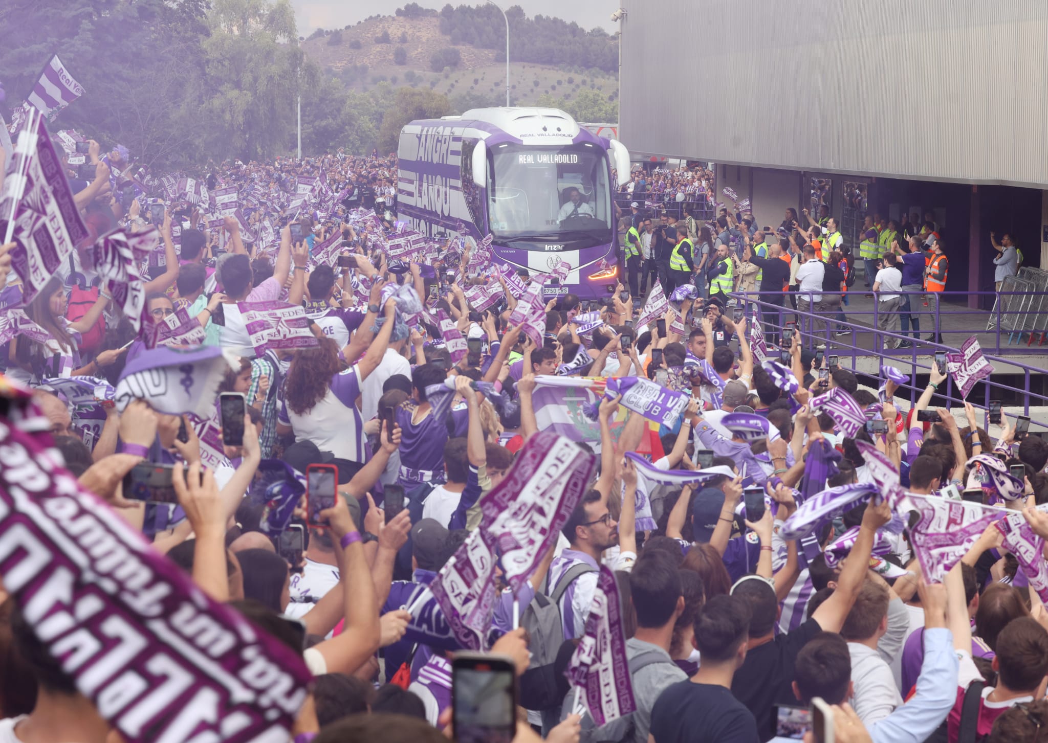 Los jugadores llegan a Zorrilla con un espectacular recibimiento de la afición