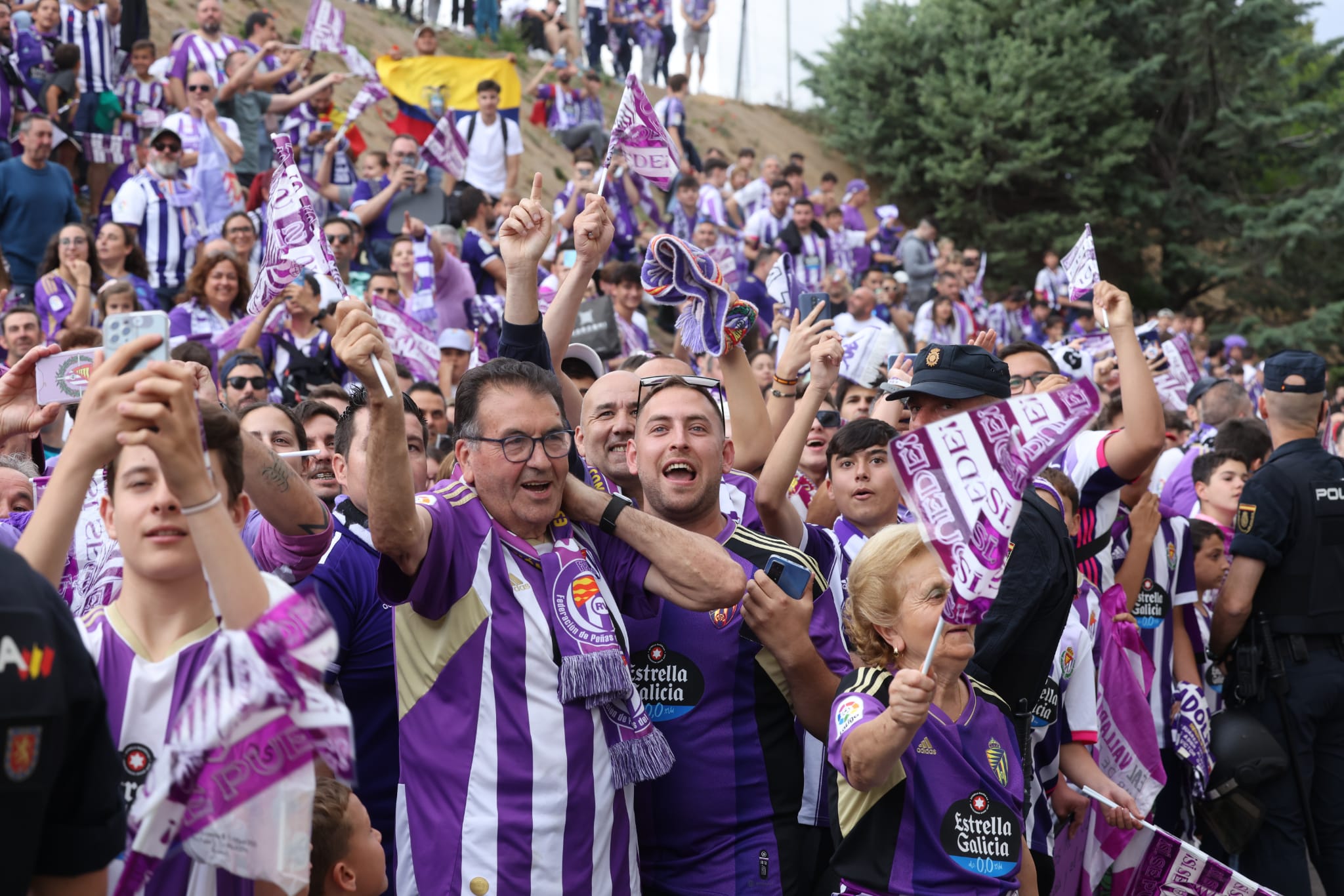 Los jugadores llegan a Zorrilla con un espectacular recibimiento de la afición