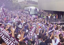 Miles de aficionados reciben a los jugadores en el estadio José Zorrilla.