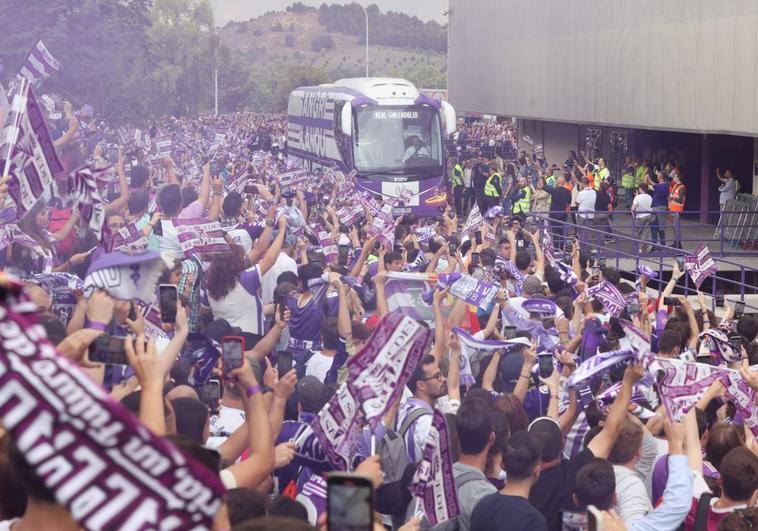 Miles de aficionados reciben a los jugadores en el estadio José Zorrilla.