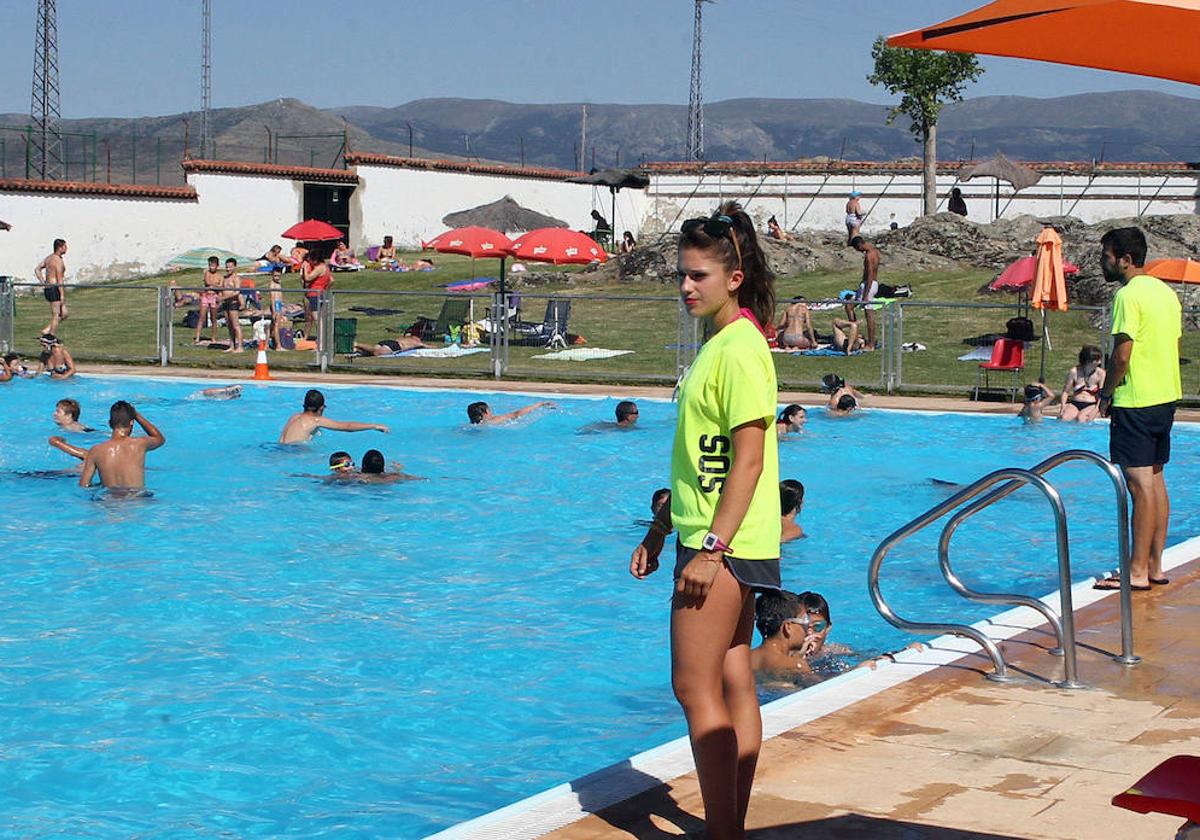 Socorristas velan por la seguridad en el baño en la piscina de La Albuera, en una temporada estival anterior.