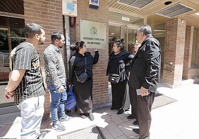 La familia del menor que sufrió la agresión, tras el juicio.