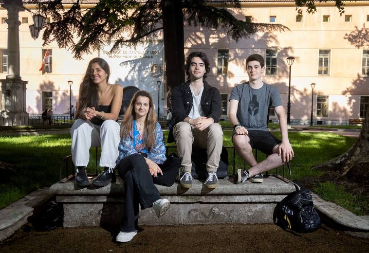 Daniela Galán, Raquel Sánchez, Álex García y David Rojo, estudiantes de EBAU