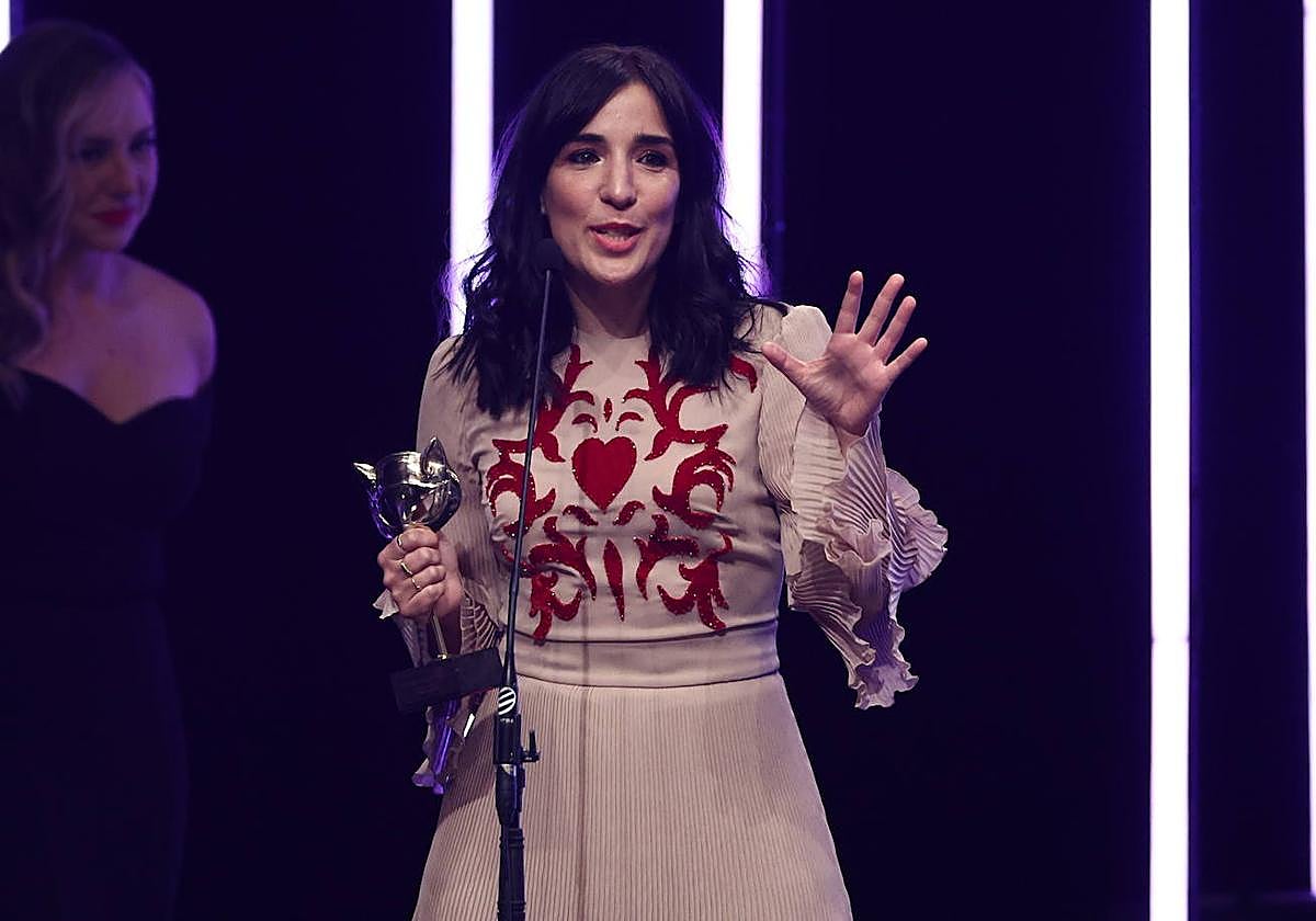Alauda Ruiz de Azúa sostiene el premio Mejor guion de película' por 'Cinco lobitos' durante la gala de la X edición de los Premios Feroz el pasado año.