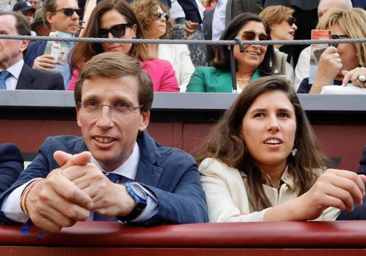 José Luis Martínez-Almeida y Teresa Urquijo y Moreno, en Las Ventas.