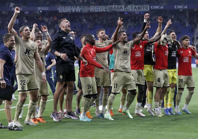 Los jugadores del Almería celebran la permanencia en la máxima categoría.