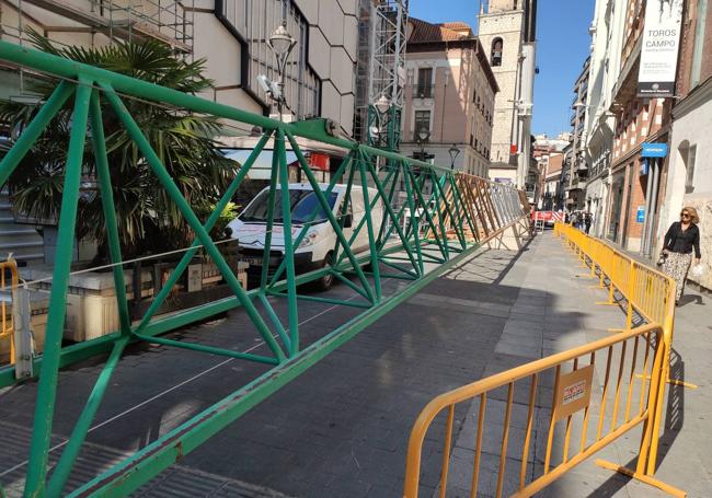 Espacio para los viandantes, durante la instalación de la grúa.