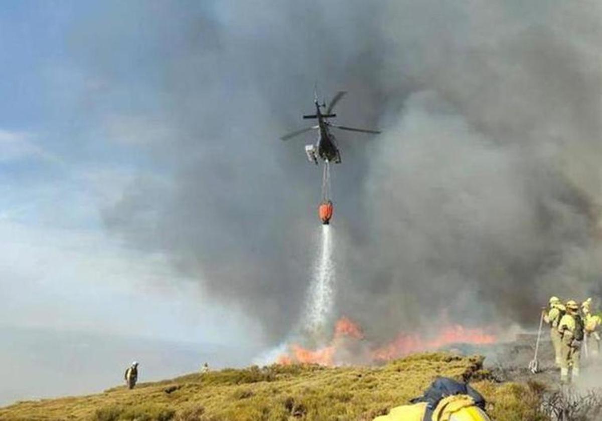 Labores de extinción en el incendio declarado en abril en Candelario.