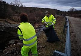 Trabajadores de la CHD retiran residuos de los ríos de la cuenca.