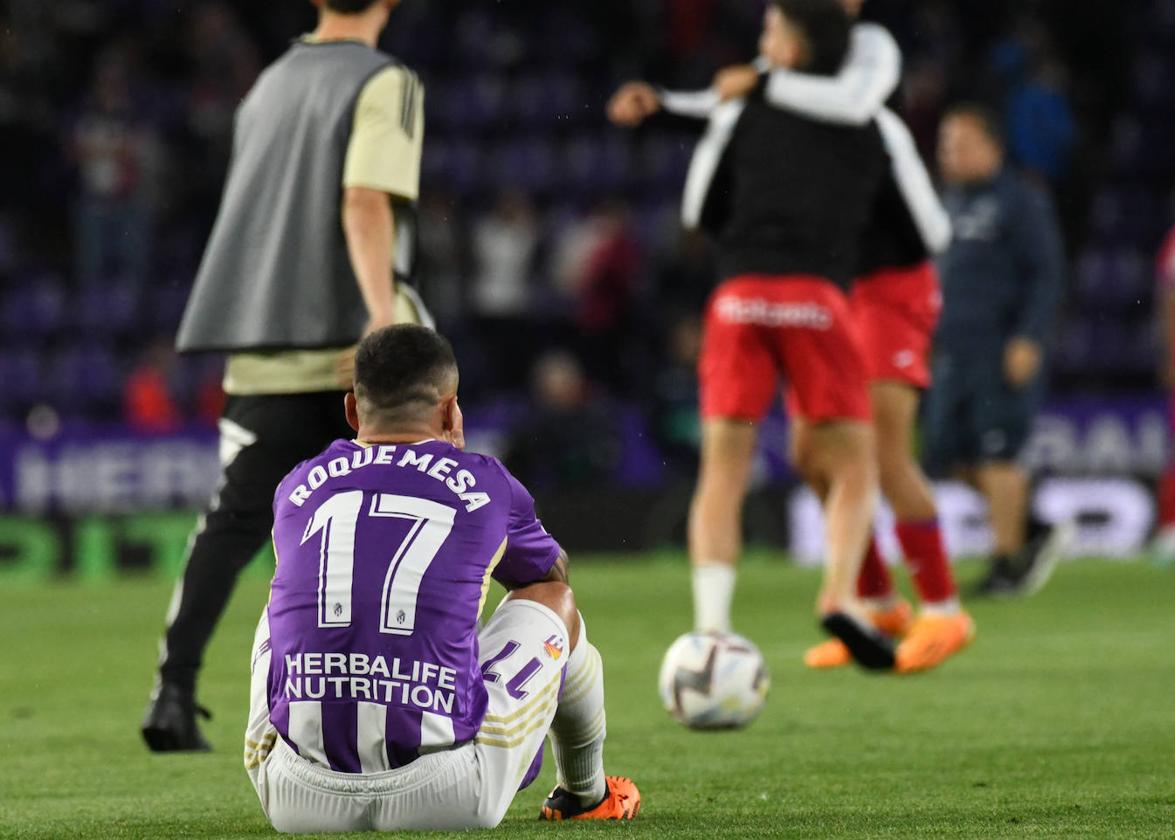 Roque Mesa, desde el suelo, se tapa la cara.