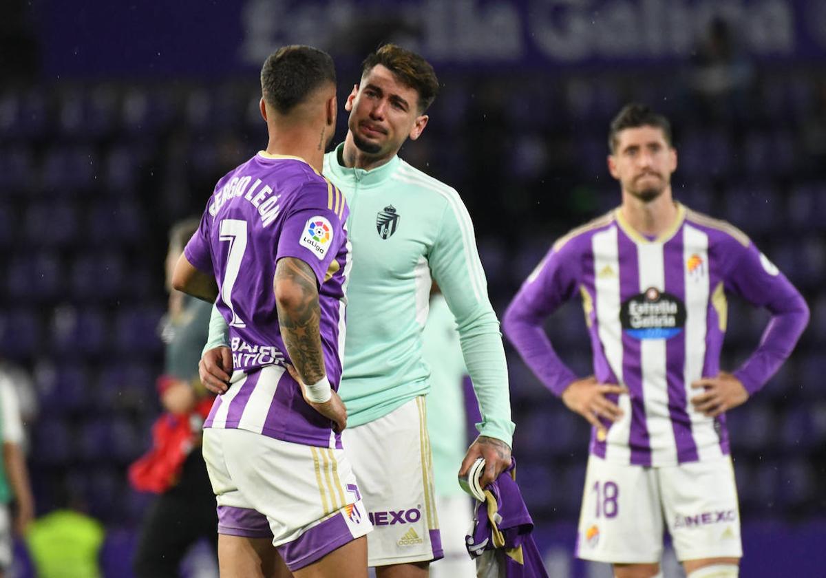 Sergio León, Luis Pérez y Sergio Escudero tras confirmarse el descenso del Valladolid.