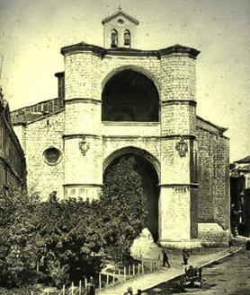 Imagen secundaria 2 - Arriba, el patio de la Hospedería, utilizado como cuartel. Debajo, a la izquierda, el Patio Herreriano entre 1900 y 1902. A la derecha, la iglesia de San Benito a principios del siglo XX.