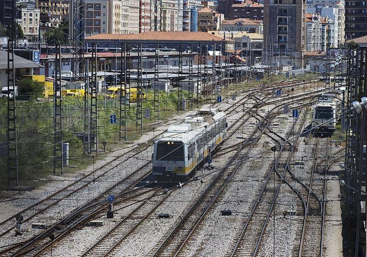 Un tren sale de Santander.